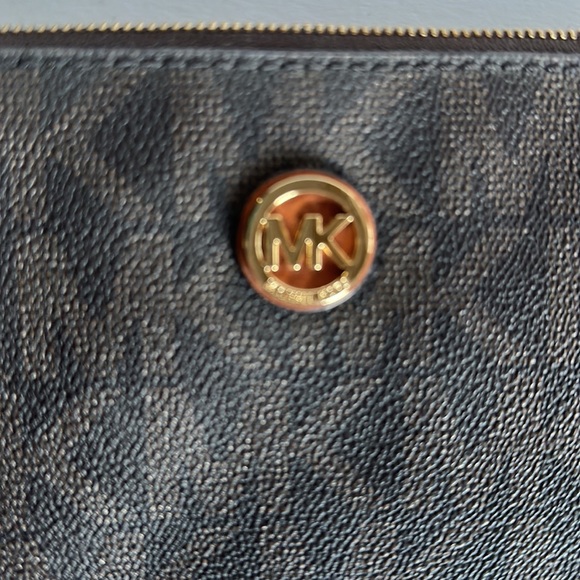 NWT Michael Kors Large Zip Clutch - Picture 6 of 10